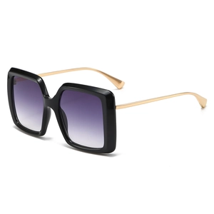 Lunettes de soleil carrées noires oversize avec verres dégradés violets et branches dorées