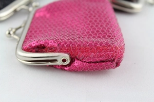 Detailopname van roze lovertjes portemonnee met vintage metalen clipsluiting