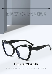 Detail der Retro-Cat-Eye-Brille mit weißen Punkten und Blaulichtfilter-Gläsern