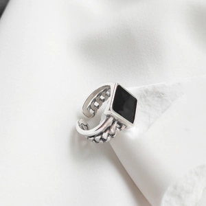 Minimalist S925 sterling silver chain ring with a black square agate stone detail