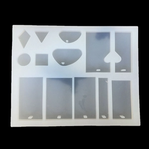 Dettaglio dello stampo in silicone traslucido con forme geometriche per ciondoli fai-da-te