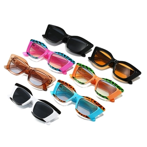 Lunettes de soleil œil de chat pour femmes avec monture carrée épaisse et motifs léopard