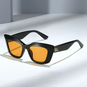 Lunettes de soleil œil de chat chic avec monture noire brillante et verres orange