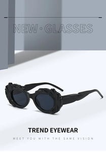 Gros plan sur la monture de lunettes steampunk noires avec motifs ondulés et finition brillante