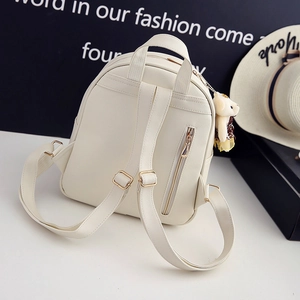 Zaino chic in ecopelle Saffiano beige per donna con ciondolo a forma di orsetto