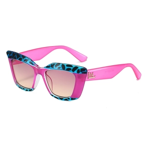 Lunettes de soleil œil-de-chat roses avec touches léopard bleu et verres dégradés