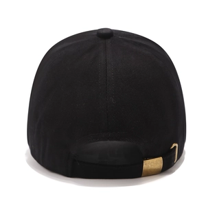 Vista posteriore del berretto da baseball in cotone nero con fibbia in metallo bronzo