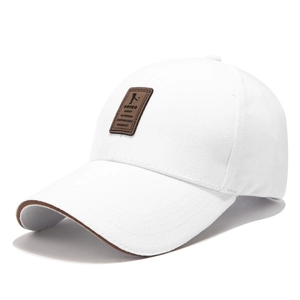 Berretto da baseball in cotone bianco con patch golf in pelle marrone e bordo a contrasto
