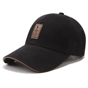 Dettaglio del cappellino da baseball in cotone nero con patch in pelle EDIKO marrone e bordo