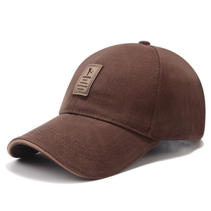 Dettaglio del cappello da baseball in cotone marrone con toppa in pelle e cuciture fini