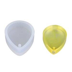 Stampo in silicone a goccia per ciondoli in resina con campione giallo finito