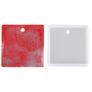 Dettaglio macro dello stampo quadrato in silicone per resina e ciondolo con foro