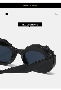 Gros plan de lunettes de soleil rondes vintage avec monture noire à motif ondulé texturé