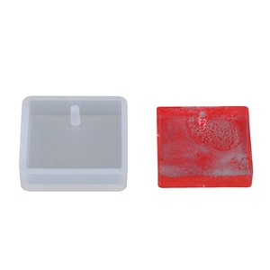 Stampo quadrato in silicone per ciondoli fai-da-te con un pezzo in resina rossa