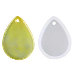 Dettaglio dello stampo in silicone a goccia con ciondolo in resina gialla e foro