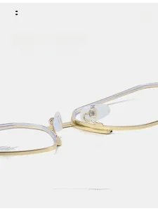 Nahaufnahme der goldenen Metallbrille mit weichen Silikon-Nasenpads für Komfort