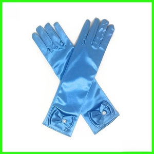 Détail de gants de princesse en satin bleu ciel avec nœud élégant et perle pour déguisement