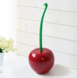 Scopino per WC a forma di ciliegia con base rossa e manico verde per decoro bagno
