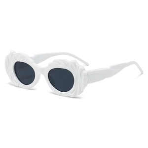 Lunettes de soleil steampunk blanches ovales avec motifs en relief et verres foncés