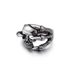 Retro punk skull claw ring in vintage silver finish made of high quality stainless steel