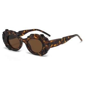 Lunettes de soleil léopard vintage avec monture ovale steampunk et branches écaillées