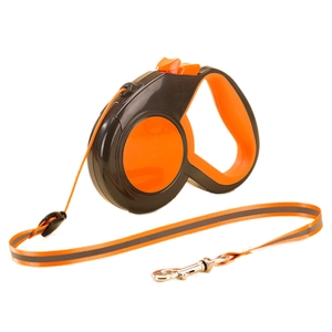 Détail de la laisse rétractable orange avec sangle réfléchissante et crochet en métal