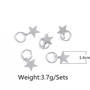 Detail view of 5 silver star hair charms with 1.4cm dimensions and weight info