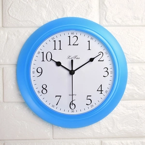 Detalle del reloj de pared azul moderno con números arábigos 3D y movimiento de cuarzo