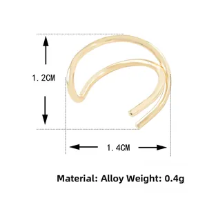 Detailansicht eines goldenen zweilagigen Ohrklemmen-Sets ohne Ohrloch, 1,2 cm x 1,4 cm