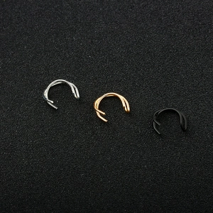 Detailansicht minimalistischer Doppel-C-Ohrklemmen in Gold, Silber und Schwarz