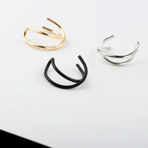 Minimalistische U-förmige Ohrmanschetten in Gold, Silber und Schwarz auf Weiß