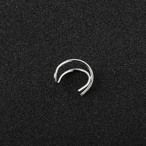 Detailansicht des doppellagigen silbernen C-Form Clip-Schmucks mit poliertem Finish