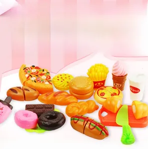 Ensemble détaillé de jouets fast-food avec pizza burger frites et planche à découper
