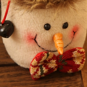 Sac cadeau peluche bonhomme de neige de Noël avec nez carotte et grelots