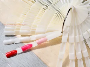 Details von fächerförmigen Nagellack-Displaykarten auf hellem Holzgrund mit Lack