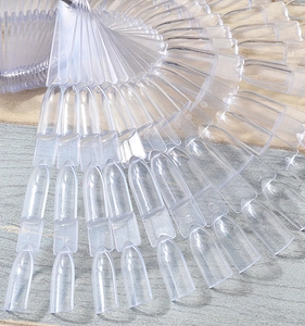 Fächerförmige Anzeige von 150 transparenten ovalen Nagellack-Musterspitzen aus Kunststoff