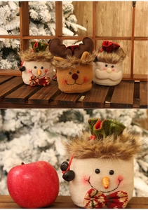 Gros plan sur le sac cadeau de Noël bonhomme de neige en peluche avec petit grelot