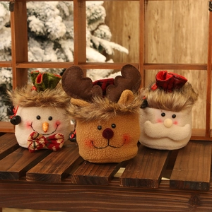 Trois sacs cadeaux de Noël en peluche avec bonhomme de neige, élan et Père Noël