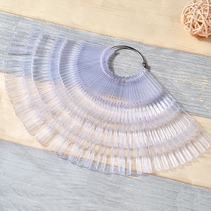 Fächerförmige transparente Nagelkunst-Display-Sticks mit Metallring auf Holz