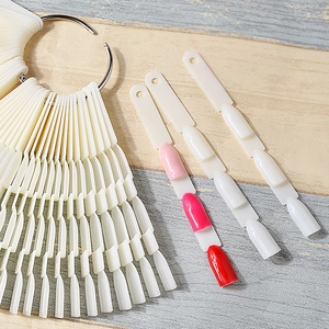 150 Farben fächerförmige Nagellack Farbmuster-Stäbe mit Metallring auf Holzgrund