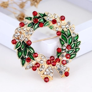 Broche couronne de Noël avec feuilles en émail vert, strass rouges et clochettes dorées