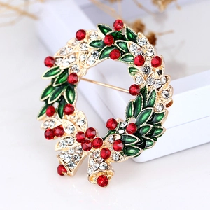 Broche couronne de Noël classique en émail vert avec cristaux rouges et cloches dorées