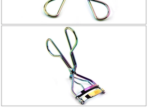 Dettaglio del piegaciglia in metallo arcobaleno con cuscinetto in gomma nera su bianco