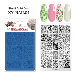 Dettaglio della piastra per unghie XY-NAIL01 con motivi floreali e farfalle 9,5x14,5 cm