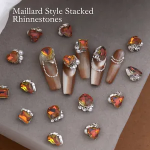 Amber kristal nail art set met hartvormige strassteentjes, parels en kettingen