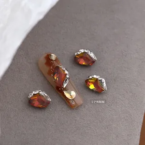 Detail van Maillard amber hart nagelkristal met zilveren basis, maat 11x8mm