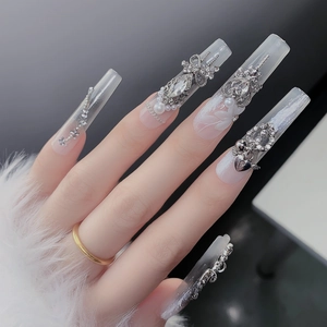 Faux ongles trapèze extra longs avec breloques papillon argentées et perles