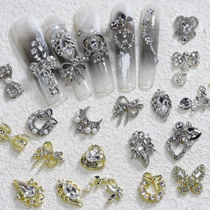 Breloques papillon luxe 3D en alliage pour nail art avec strass et perles sur ongle