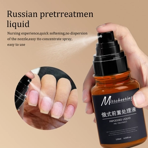 Détail de l'application du spray émollient pour cuticules en flacon marron