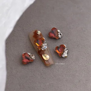 Macro detail van Maillard hart nagelbedeltjes met glanzende strassteentjes, 10x10mm